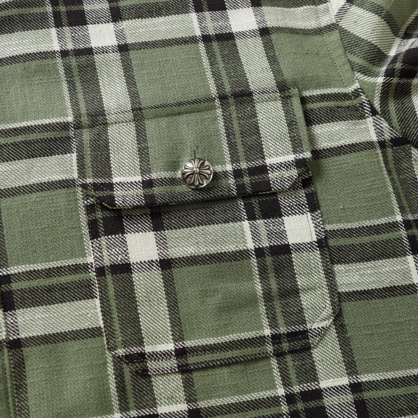 🅿️380 ch|24fw Crow Heart New Striped Plaid Splicing Silver Button Cardigan Shirt Process description: The fabric is made of custom-woven and custom-dyed wool blended fabric. The fabric contains wool components and has a very good texture. All the plaids are counter-position stitching. Every size and every plaid splicing is counter-position. It not only consumes fabric but also takes time. The details are very delicate. The sleeve logo printing uses special pulping. The characteristic of the printing process is the use of high-performance glue for printing, which creates a sense of layering on the printed pattern. The accessories of the new yb mold are used. Buttons and pocket silver jewelry are custom-developed using silver-plated foti materials. The cuffs are made with buttons and snaps that are consistent with yb and are designed with loose fit. The oversized version is truly restored. Color: blue/green/red. Size: S-XL.